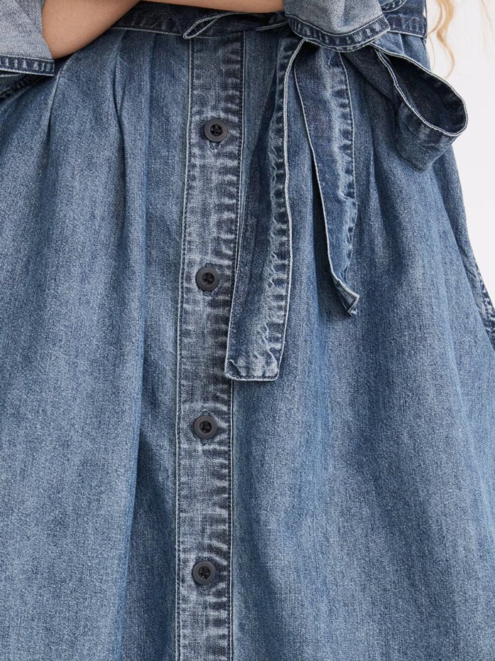Madewell Tie-Waist Shirtdress: Denim Edition: Size 2 - Picture 2 of 10